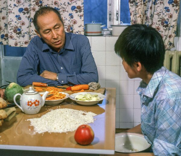 Кыргызский актер кино, художник, народный артист СССР Суйменкул Чокморов с сыном Бактыгулом. 1987-год, Фрунзе - Sputnik Кыргызстан