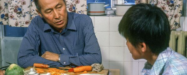 Кыргызский актер кино, художник, народный артист СССР Суйменкул Чокморов с сыном Бактыгулом. 1987-год, Фрунзе - Sputnik Кыргызстан