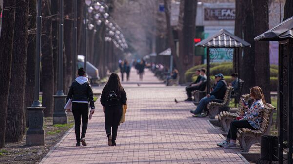 Люди на бульваре Эркиндик в Бишкеке. Архивное фото - Sputnik Кыргызстан