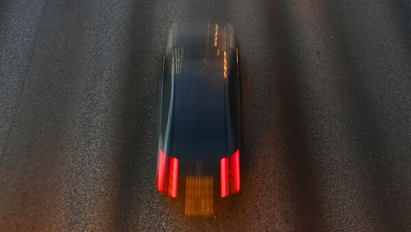 Автомобиль едет на большой скорости по дороге. Архивное фото - Sputnik Кыргызстан