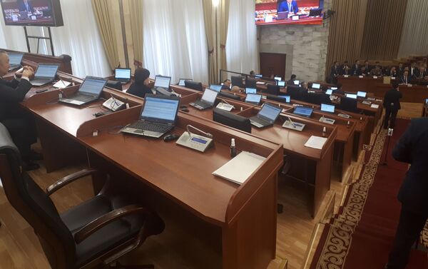 У каждого депутата Жогорку Кенеша на столах в зале заседаний теперь стоят антисептики для рук. - Sputnik Кыргызстан