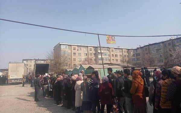 По словам корреспондента, на мучной базар утром прибыли два КамАЗа, груженные мукой, — в среднем более 60 тонн. - Sputnik Кыргызстан
