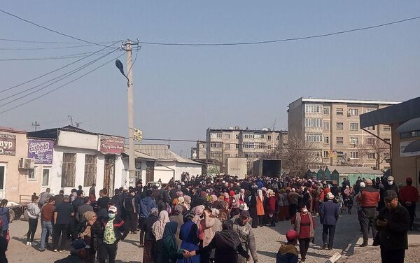 На центральном рынке Оша выстроилась очередь из желающих купить муку - Sputnik Кыргызстан