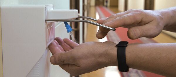 Киши колун дезинфекциялып жатат. Архив - Sputnik Кыргызстан