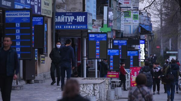 Табло обменных бюро на пересечении улиц Московской Байтик-Баатыра в Бишкеке. Архивное фото - Sputnik Кыргызстан