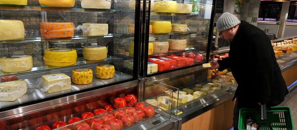 Киши супермаркете сыр тандап жаткан убакыыта. Архив - Sputnik Кыргызстан