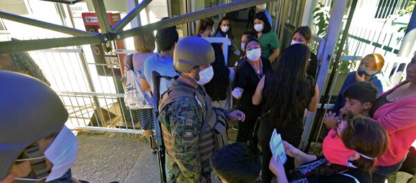 Солдаты в медицинских масках возле медицинского центра - Sputnik Кыргызстан