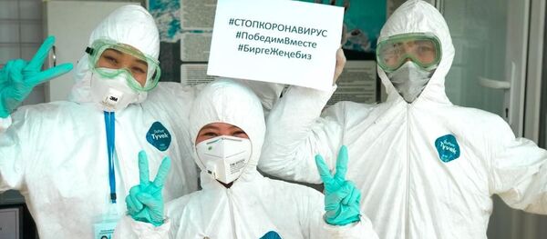 Бишкектин Тез жардам кызматынын дарыгерлери дүйнөлүк медицина кызматкерлеринин флешмобуна кошулушту - Sputnik Кыргызстан