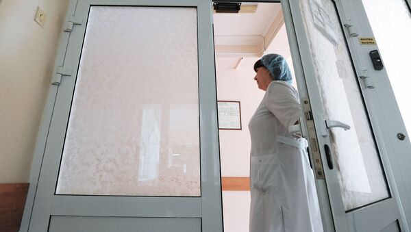 Врач закрывает дверь в отделение больницы. Архивное фото - Sputnik Кыргызстан