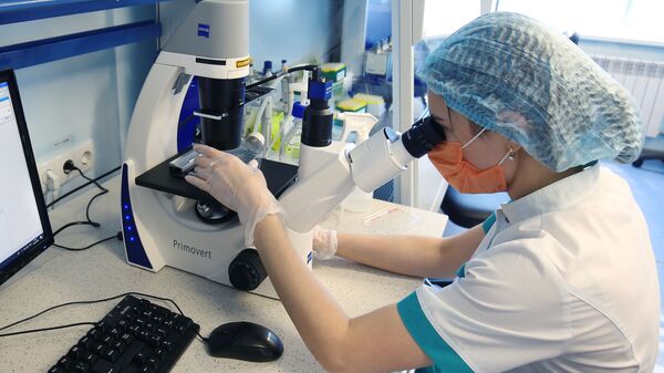 Сотрудница в лаборатории научного центра инновационных лекарственных средств. Архивное фото - Sputnik Кыргызстан