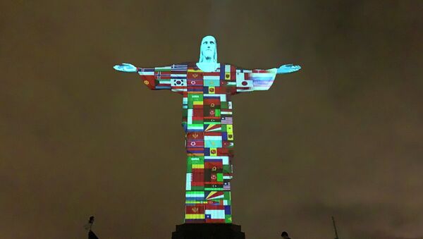 Флаги стран где обнаружен коронавирус COVID-19 на статуи Христа-Спасителя в Рио-де-Жанейро. 18 марта 2020 года - Sputnik Кыргызстан