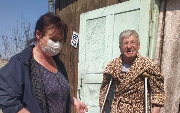 Сотрудники Управления соцразвития Бишкека помогают одиноким пожилым горожанам - Sputnik Кыргызстан