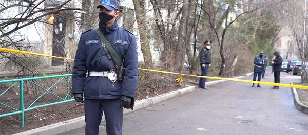 Как в Алматы оцепили высотные дома из-за карантина по коронавирусу. Видео - Sputnik Кыргызстан