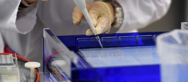 Сотрудник научно-исследовательской лаборатории. Архивное фото Сотрудник научно-исследовательской лаборатории. Архивное фото - Sputnik Кыргызстан