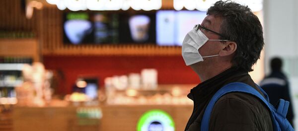 Киши медициналык бет капчан аэропортто. Архив - Sputnik Кыргызстан