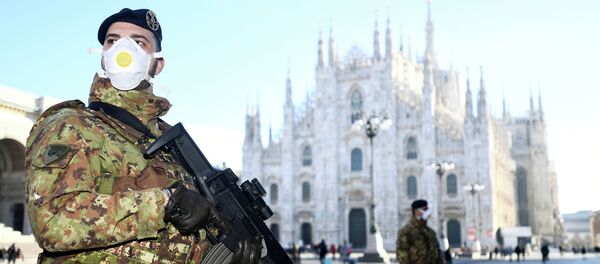 Медициналык маска кийген Италиянын аскер кызматкери - Sputnik Кыргызстан