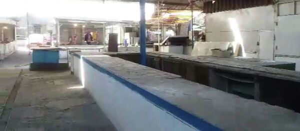 Чектөөдөн кийин Ош шаарынын базарлары бош калды. Видео Чектөөдөн кийин Ош шаарынын базарлары бош калды. Видео - Sputnik Кыргызстан