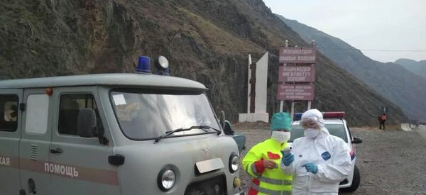 Чүйгө кирген адамдарды медициналык кызматкерлер тепловизор менен текшерип жатат - Sputnik Кыргызстан