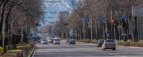 Вид на одну из улиц Бишкека после введения чрезвычайной ситуации из-за коронавируса - Sputnik Кыргызстан