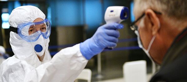 Медициналык кызматкер температураны текшерип жатат. Архив Медициналык кызматкер температураны текшерип жатат. Архив - Sputnik Кыргызстан