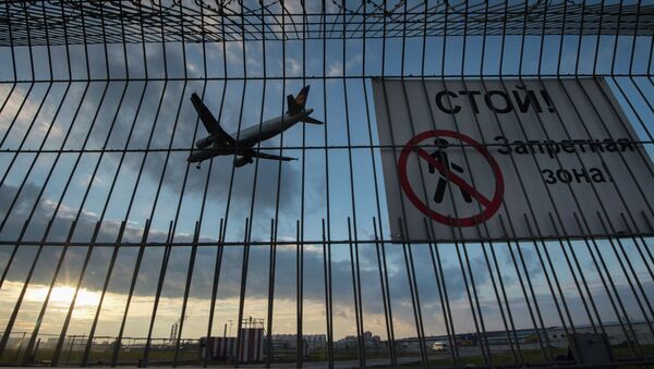 Самолет заходит на посадку в аэропорту. Архивное фото - Sputnik Кыргызстан