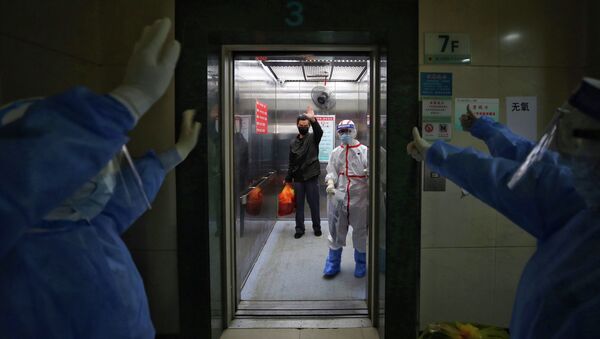 Медицинский персонал прощается с выздоровевшим пациентом с коронавирусом COVID-19 в больнице Красного Креста в Ухане, Китай. 16 марта 2020 года - Sputnik Кыргызстан