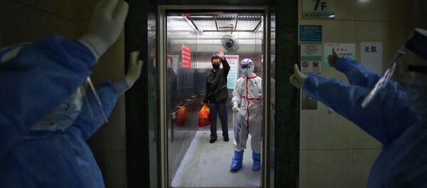 Медицинский персонал прощается с выздоровевшим пациентом с коронавирусом COVID-19 в больнице Красного Креста в Ухане, Китай. 16 марта 2020 года Медицинский персонал прощается с выздоровевшим пациентом с коронавирусом COVID-19 в больнице Красного Креста в Ухане, Китай. 16 марта 2020 года - Sputnik Кыргызстан