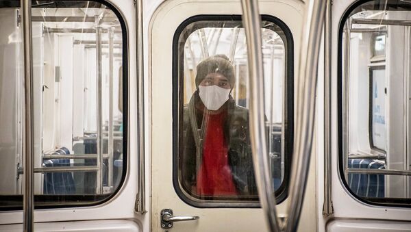 Мужчина в защитной маске в вагоне метро. Архивное фото - Sputnik Кыргызстан
