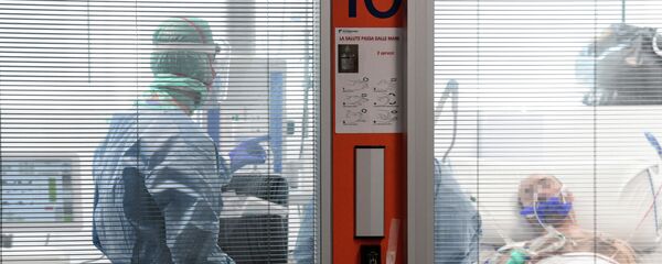 Медицинские работники осматривают пациента в новом отделении интенсивной терапии коронавируса в Ломбардии (Италия), 17 марта 2020 года - Sputnik Кыргызстан