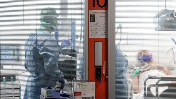 Медицинские работники осматривают пациента в новом отделении интенсивной терапии коронавируса в Ломбардии (Италия), 17 марта 2020 года - Sputnik Кыргызстан