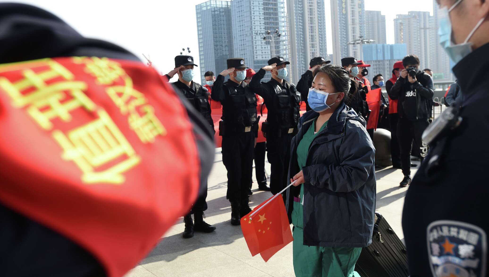 Китайская со. Иностранцы в Китае. Полиция в Китае отдает честь медикам. Единый Китай. Фото Reuters China.