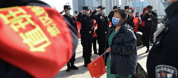 Полиция медициналык кызматкерди куттуктап жатышат. Архив - Sputnik Кыргызстан