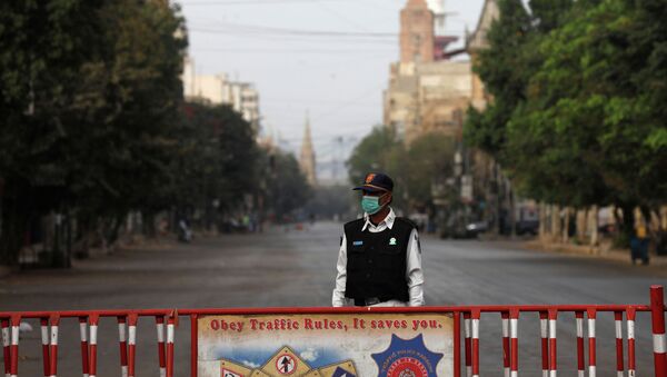 Сотрудник полиции на пустой дороге в Карачи, Пакистан. 23 мартамарта 2020 года - Sputnik Кыргызстан