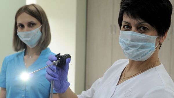 Врач-отоларинголог и медицинская сестра проводят эндоскопический осмотр в частной клинике. Архивное фото - Sputnik Кыргызстан
