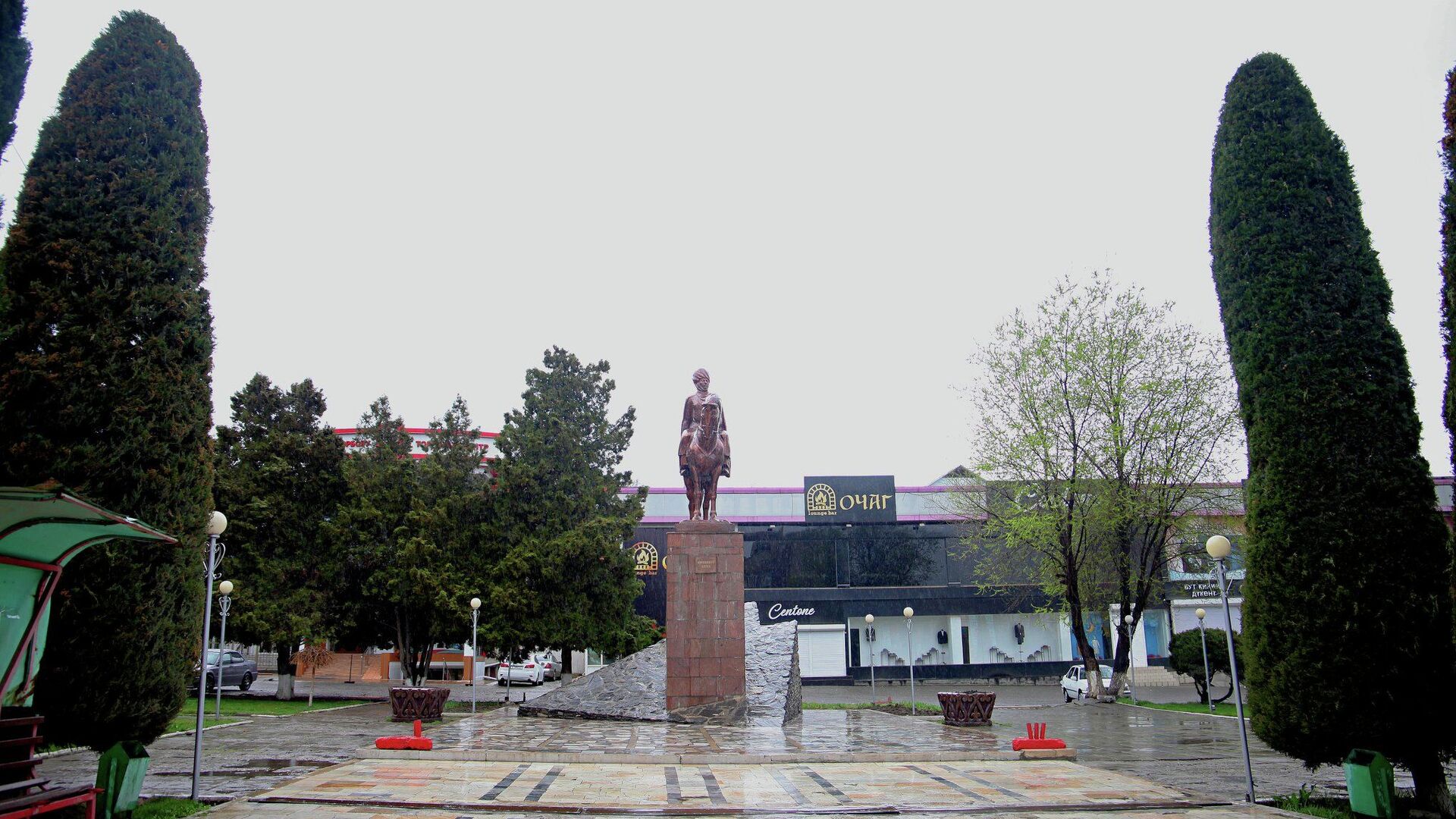 Памятник Курманжан датке в Оше. Архивное фото - Sputnik Кыргызстан, 1920, 01.05.2023