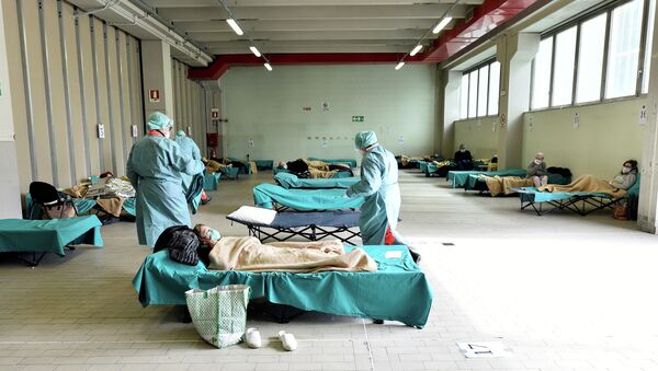 Медицинский персонал в защитных масках помогает пациентам в больнице. Архивное фото - Sputnik Кыргызстан