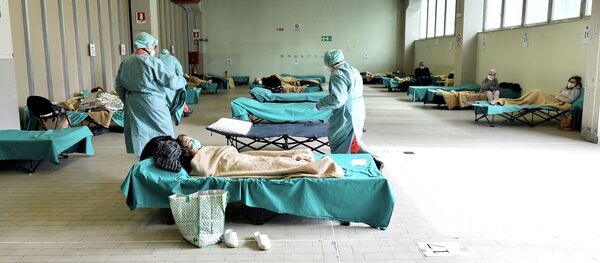 Ооруканадагы бейтаптарды карап жаткан дарыгерлер. Архив - Sputnik Кыргызстан