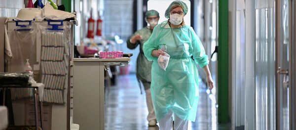 Медициналык кызматкер ооруканадагы жумуш учурунда. Архив Медициналык кызматкер ооруканадагы жумуш учурунда. Архив - Sputnik Кыргызстан