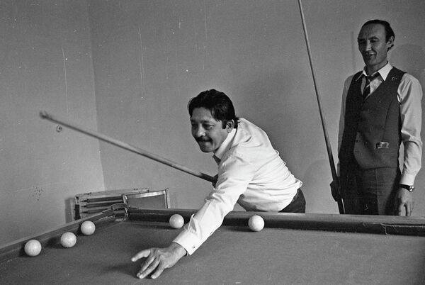  Байджиев играет в биллиард. 1982 год, Фрунзе - Sputnik Кыргызстан