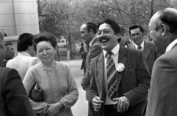 Мар Байджиев с представителями творческой интеллигенции, 1984 год - Sputnik Кыргызстан