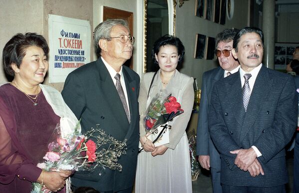 Мар Байджиев (справа) на юбилее у Толомуша Океева.  2000 год, Бишкек - Sputnik Кыргызстан
