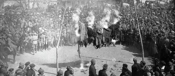 Массовое сжигание одежды. Архивное фото - Sputnik Кыргызстан