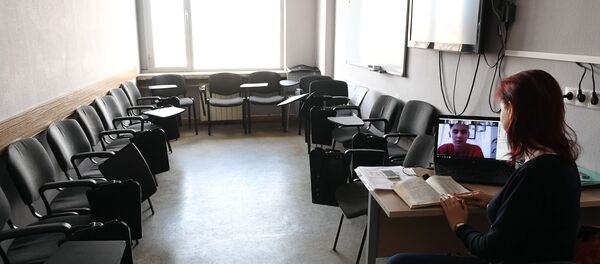 Преподаватель проводит онлайн урок в учебном классе. Архивное фото - Sputnik Кыргызстан