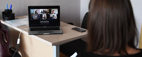 Мугалим сабакты онлайн окутуп жатат. Архив - Sputnik Кыргызстан