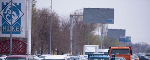 Сотрудник патрульной милиции регулирует движение автомобилей на санитарно-карантинном посту на въезде в город Бишкек - Sputnik Кыргызстан