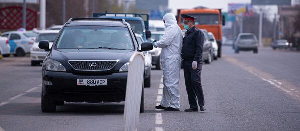 Медсотрудник проверяет температуру водителя на санитарно-карантинном блокпосту на въезде в город Бишкек - Sputnik Кыргызстан