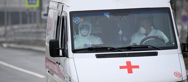 Медицинские работники в защитных костюмах в машине скорой помощ. Архивное фото Медицинские работники в защитных костюмах в машине скорой помощ. Архивное фото - Sputnik Кыргызстан