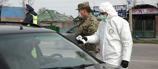 Бет кап тагынбаган адамдар кагуу жеп... Бишкектеги посттордон тартылган видео - Sputnik Кыргызстан