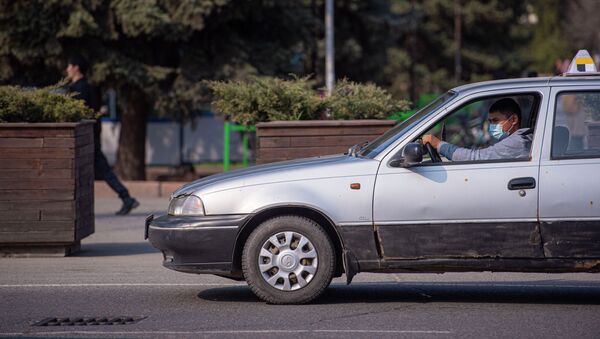 Такси на одной из улиц Бишкека. Архивное фото - Sputnik Кыргызстан