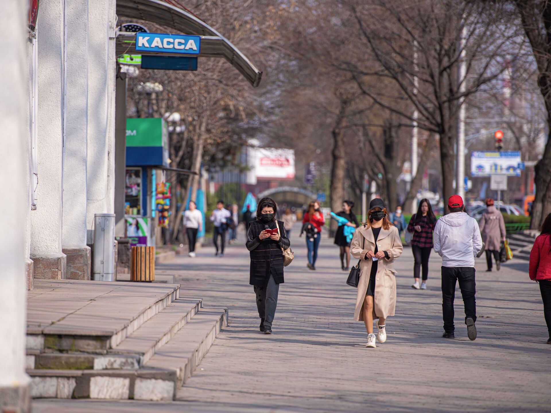 Сколько дней гуляем на 1 мая. Бишкек Центральная улица. Киргизия столица Бишкек люди. Люди на улице. Бишкек люди на улице.